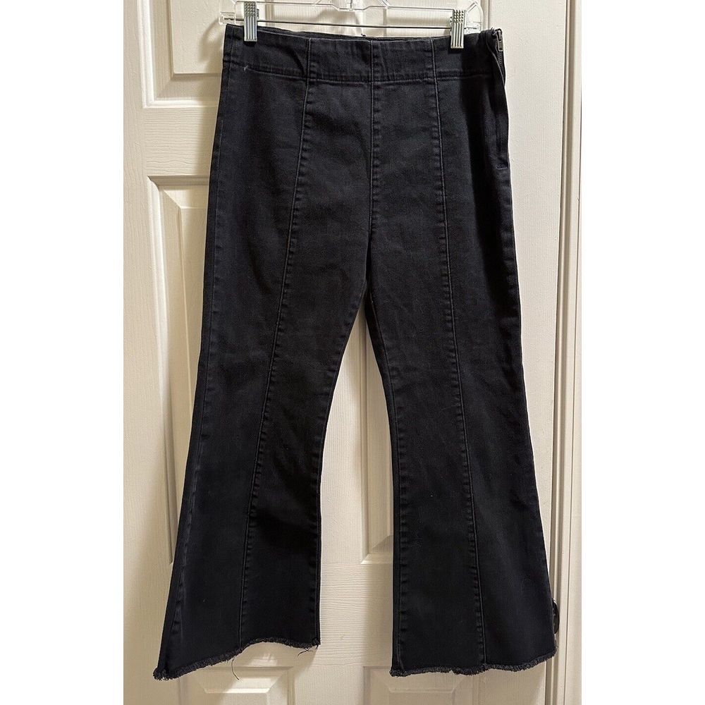 Forever 21 Women's Black frayed hem flared jeans, stretchy‎ high rise Size 30